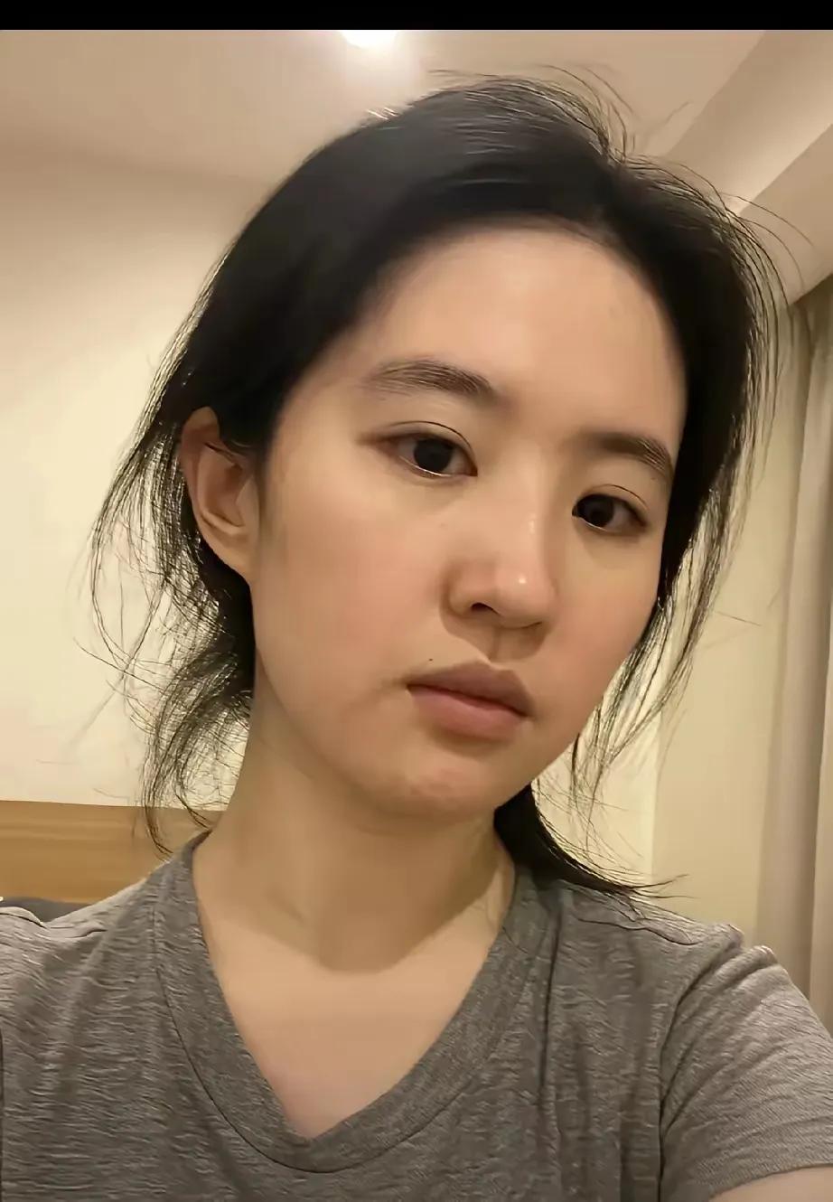 好看的人，一定是素颜也能经得起考验的人！刘亦菲这张素颜的脸，已经可以打败百分之九