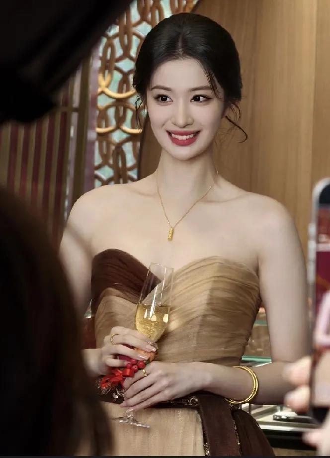 我觉得王楚然有点谜。
她终于接到周六福代言了，她这颜值，按说，十个有八个都觉得好