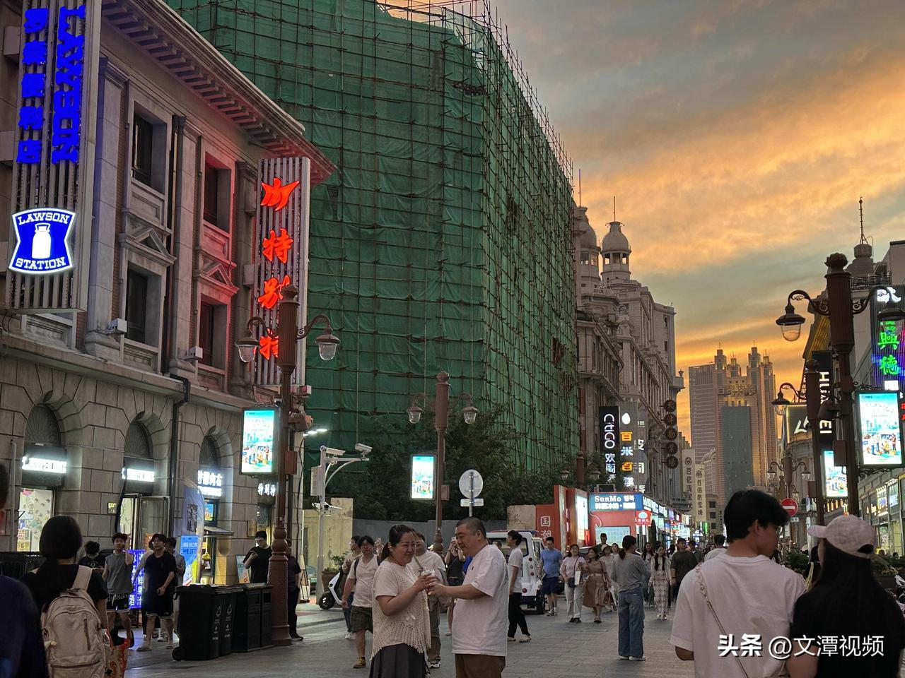 惠中饭店
毁在了哪儿
堵在门口
几十年的烂尾楼！