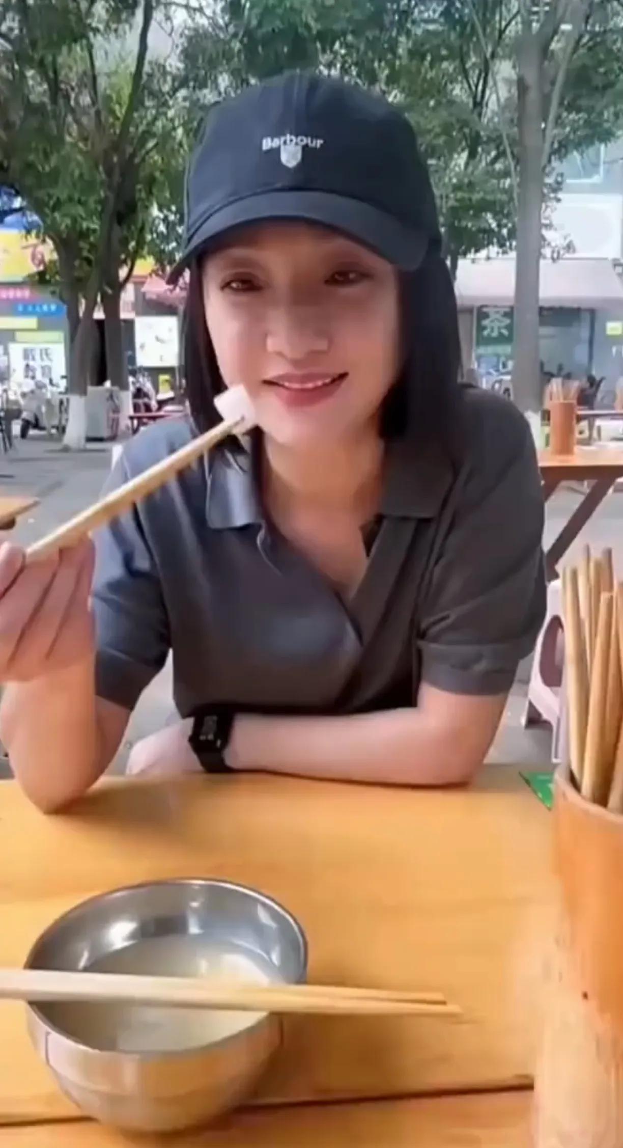 52岁的周迅还长着一张娃娃脸，一脸幼态，还像个少女。