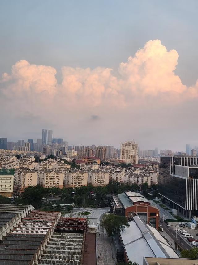 天空中的云真象一位画师，用千变万化的形态裝点苍穹。
无论是高悬的“七彩云”带来好