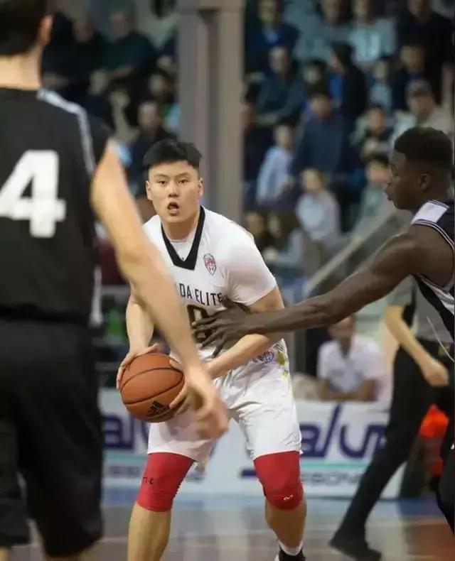 这场比赛看得真解气！李弘权、赵继伟、胡金秋确实是第四节的逆转三巨头。
 
最终比