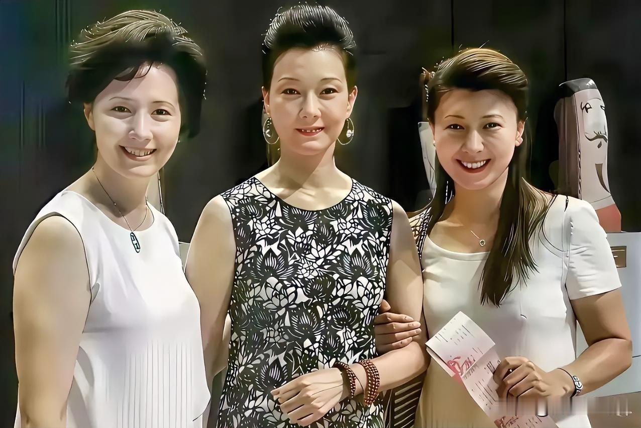 集卡领红包下面照片是三位美女的合影留念。中间C位是宋祖英，歌唱家，标准的大美女，