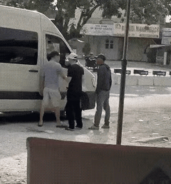 眼镜哥淡定地收起眼镜，我就知道他要收拾那个打了他一巴掌的短裤男了，果然眼镜哥没让