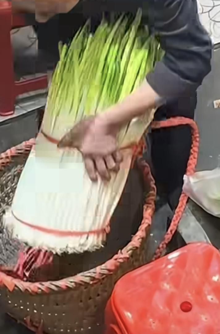 送菜师傅把葱捆成艺术品
女子直呼太治愈
重庆，女子面馆偶遇“细节控”送菜师傅，把