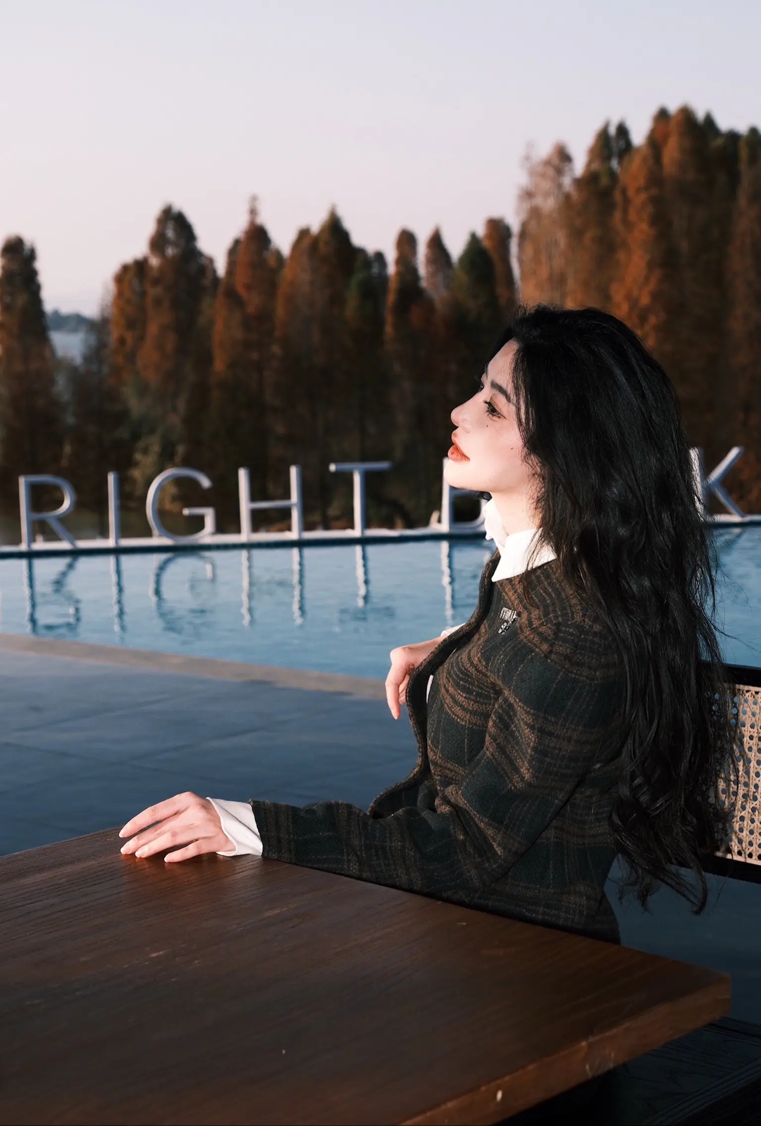 你背对着山河一步步走向我⛰️。