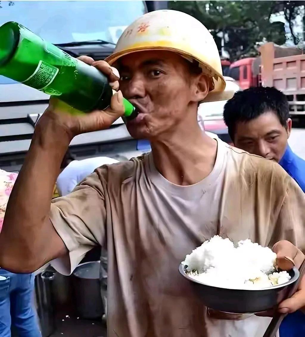 广东粤北山区的一个工地上，一天中午，有一位工地大叔刚刚下班回来，就在马路边的饭店