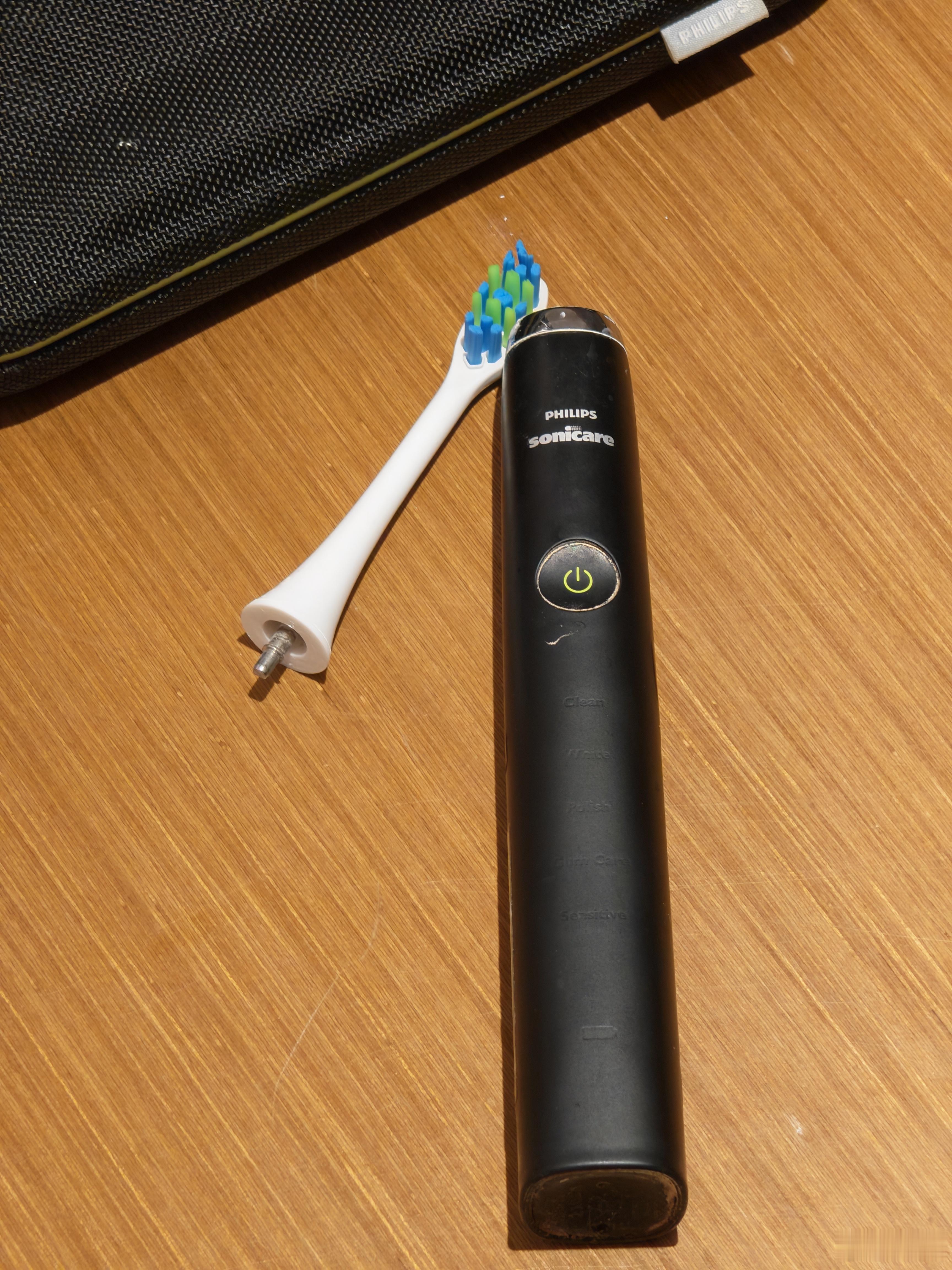 笑死，小林把牙刷头拔断了，但是这飞利浦太难用了，电池也抗不了几天，回家给他换个国