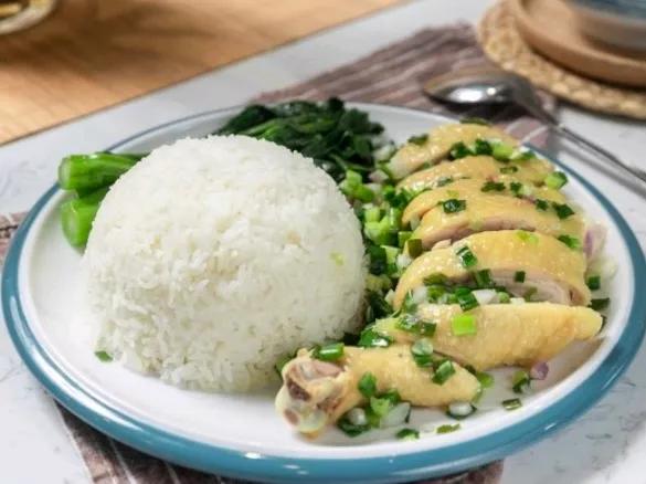 其实上白切鸡饭吗，有些店铺里面的不太纯正的白切鸡饭的，“因为他用白切鸡来；混合酱