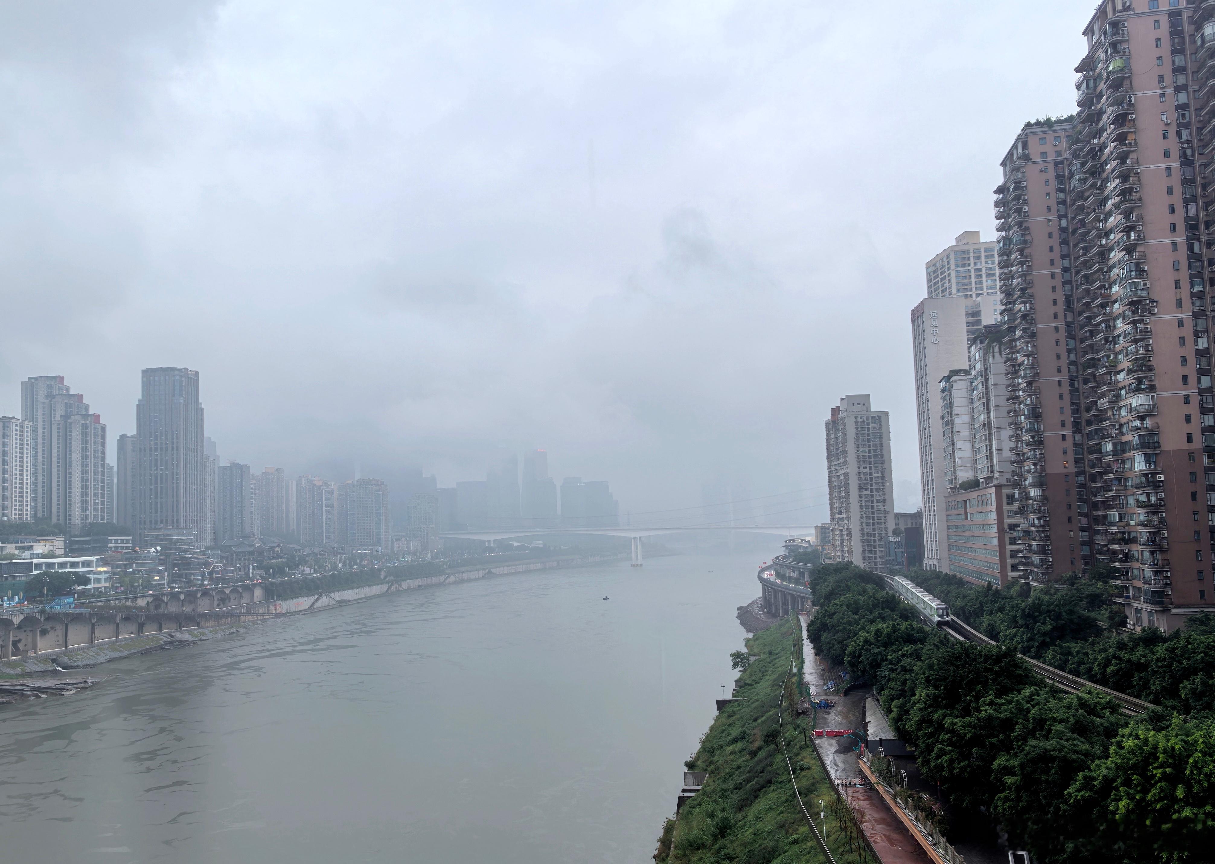 重庆的魅力，大概就是同一个地点，不同季节来，会遇见完全不一样的风景。轨道站点，看
