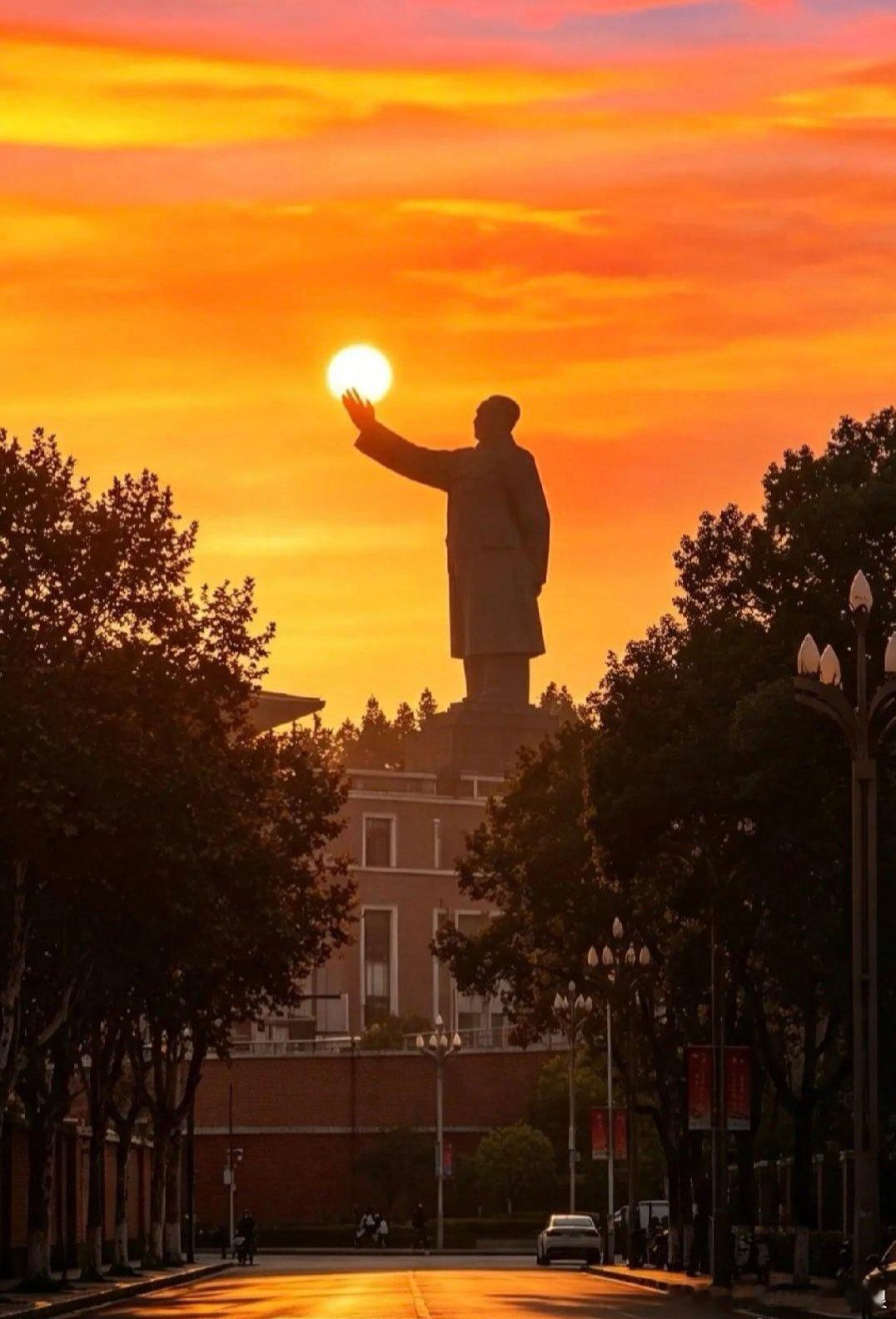 东方红，太阳升，中国出了个毛泽东；他为人民谋幸福，他是人民大救星！ 