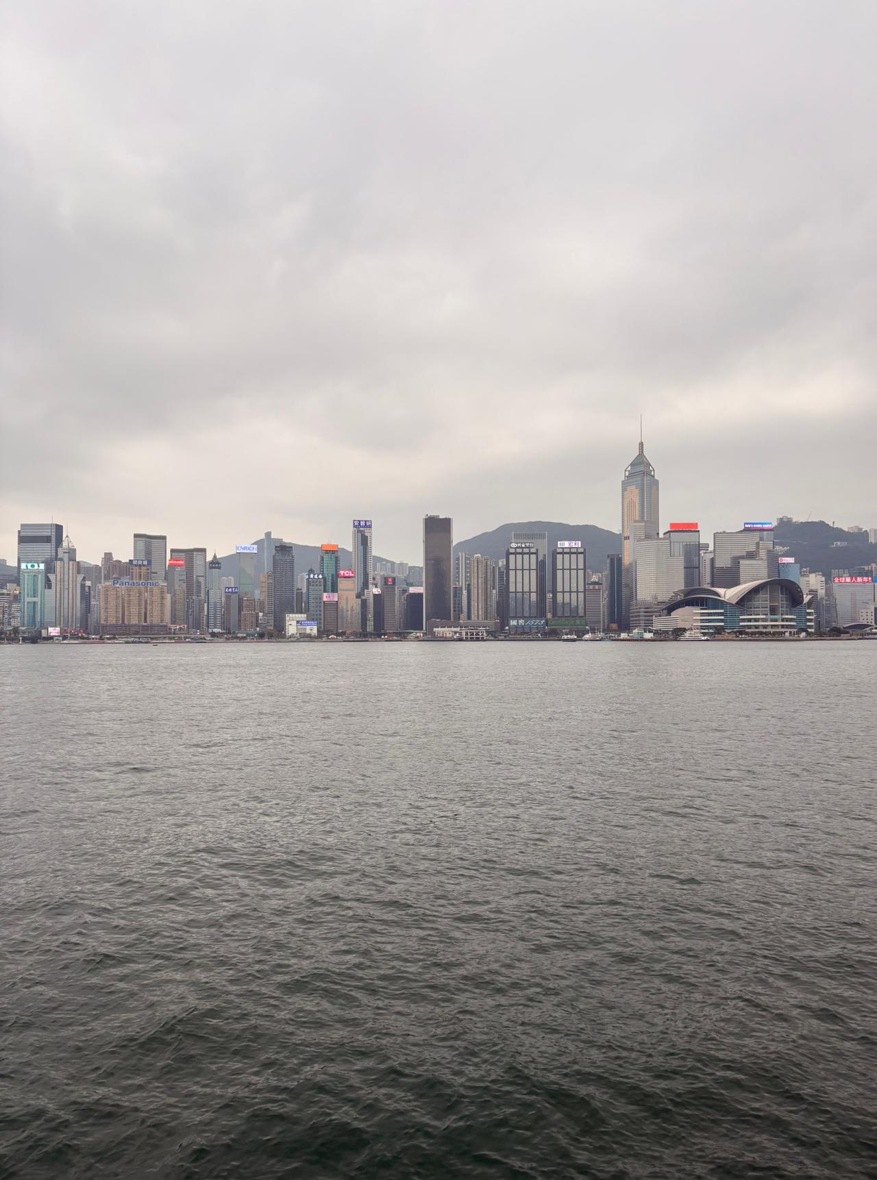 如果你经历过，出门远行的时候，
把现金缝在短裤里面，或者裤腰带上，
那么年纪肯定