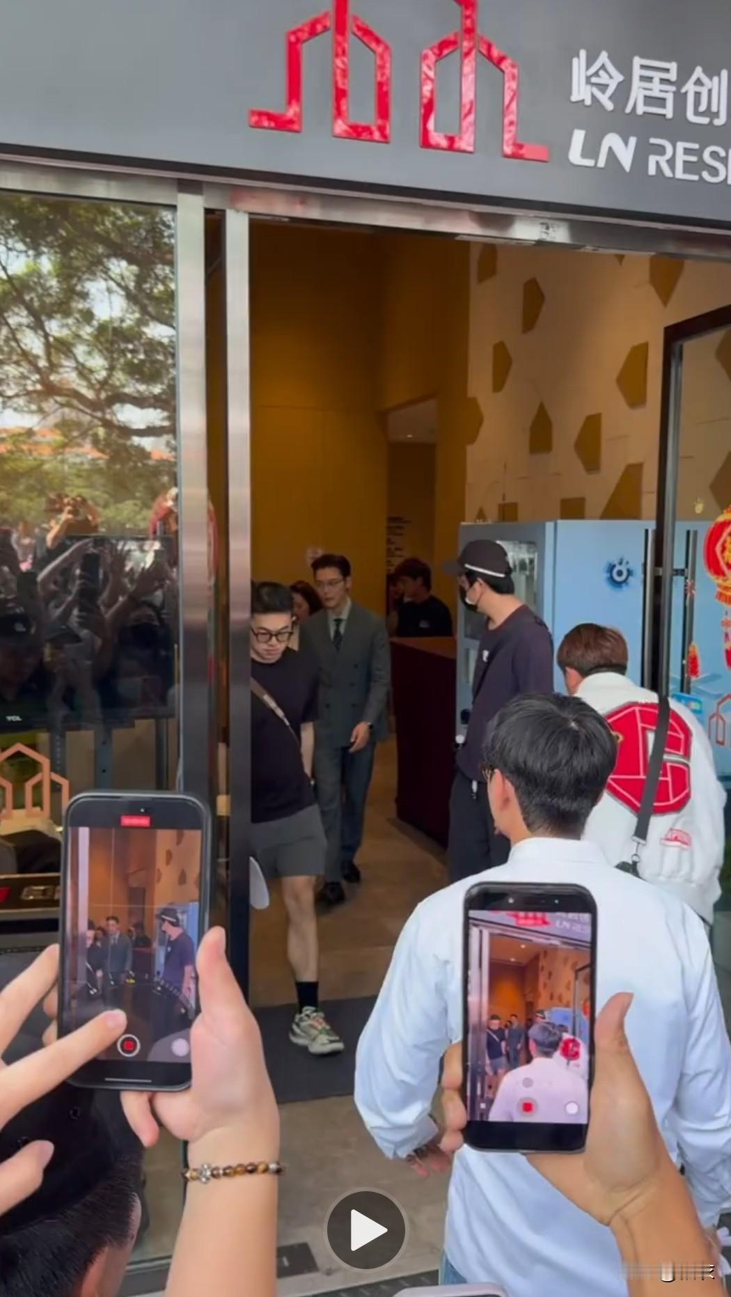 3月18号，广州街头有人偶遇陈伟霆，
这状态也太绝了！
 
当天他穿一身深灰西装