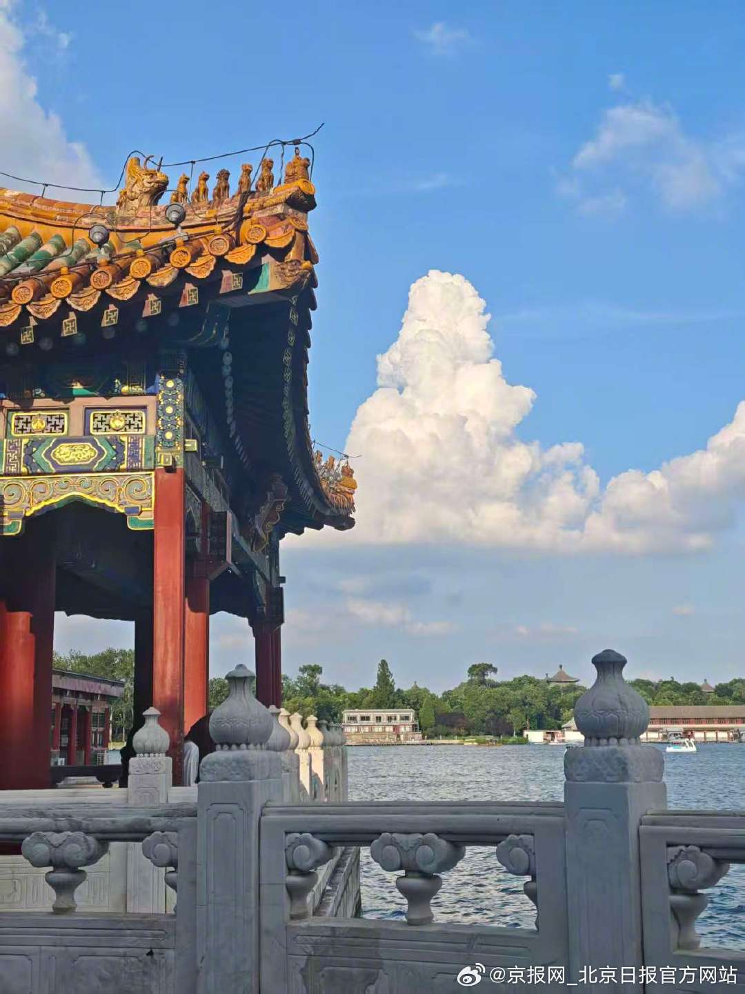 【#北京天空有座棉花糖山#】#北京云海像个实心奶油甜筒#?7月29日白天，抬头望