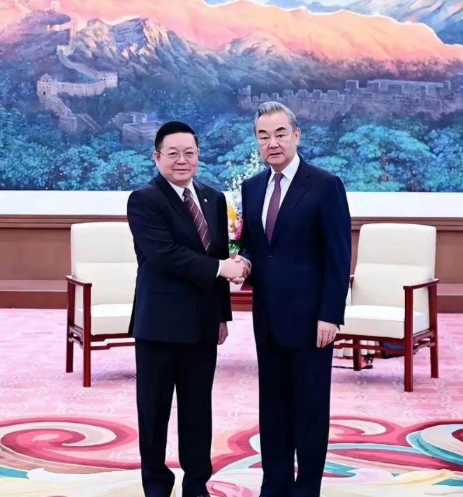 泰柬硝烟未散，东盟急飞北京献上“大礼”，马科斯要急了？据环球网报道称，中国外长王