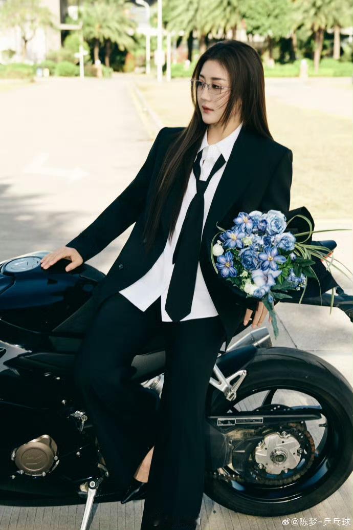 赛场之上，她是挥拍定乾坤的乒乓球女王；生活之中，她是敢破敢立的时尚先锋——陈梦的