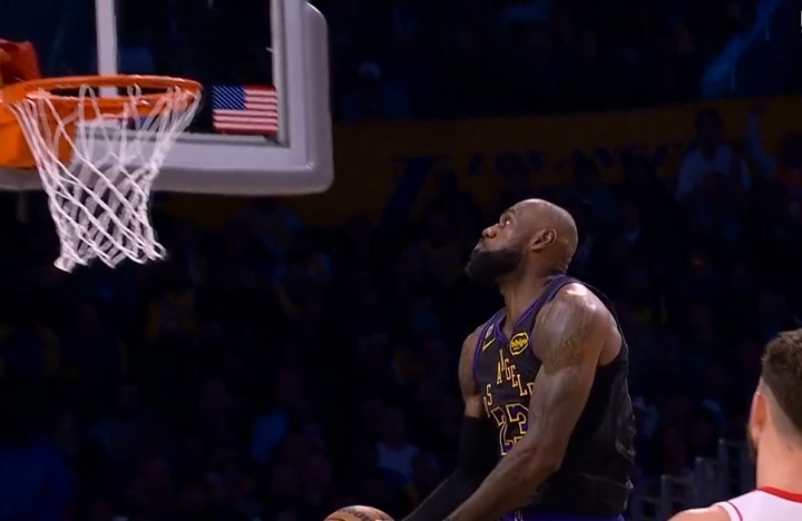 【🏀时光倒流，经典重现！詹姆斯VS杜兰特🔥】梦回当年，詹姆斯过掉杜兰特，宛如