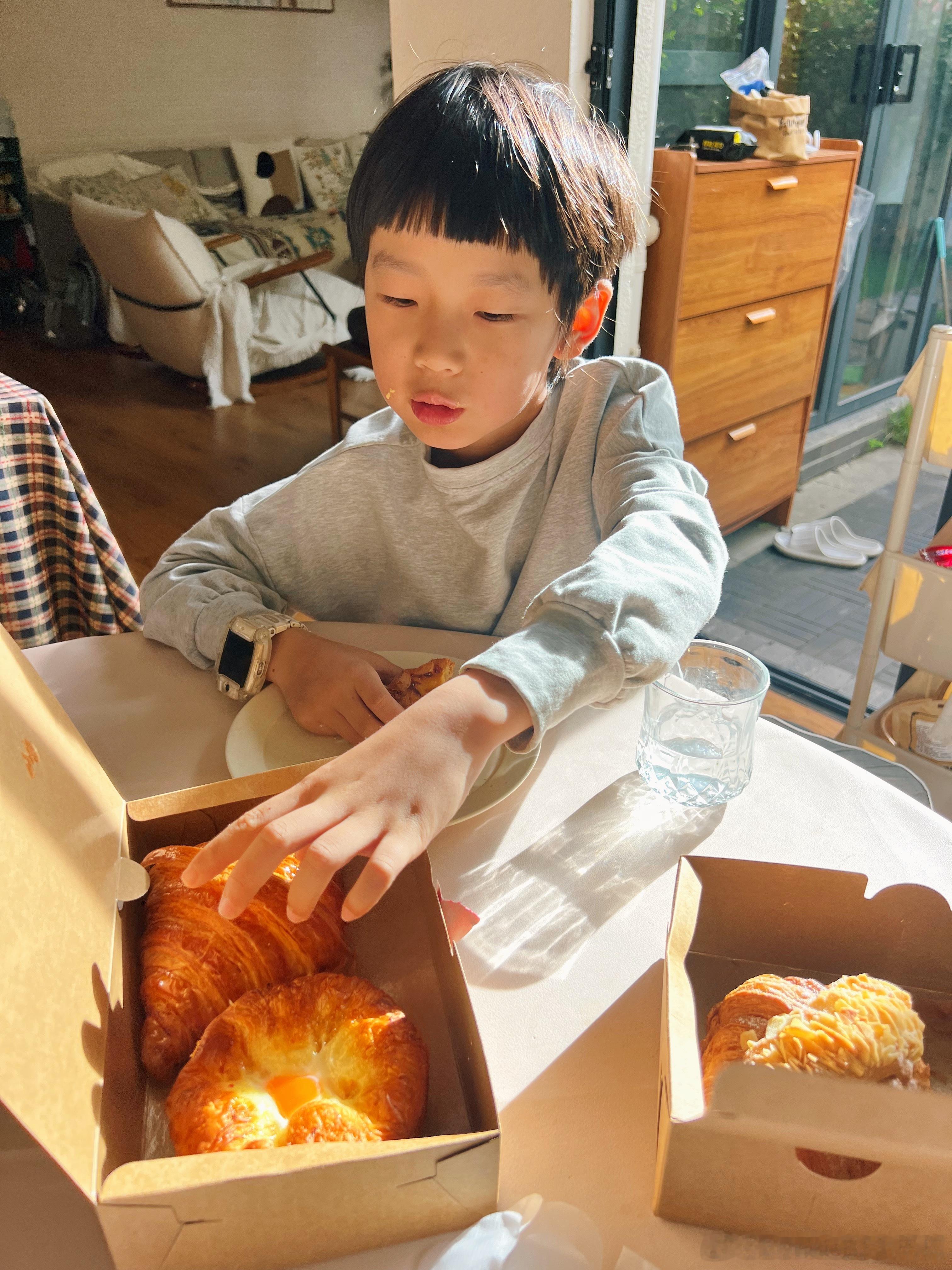 今天早上的早餐很轻松。昨天表弟来的时候带了一些三内可颂。小皮选了个大蛋挞当早餐，
