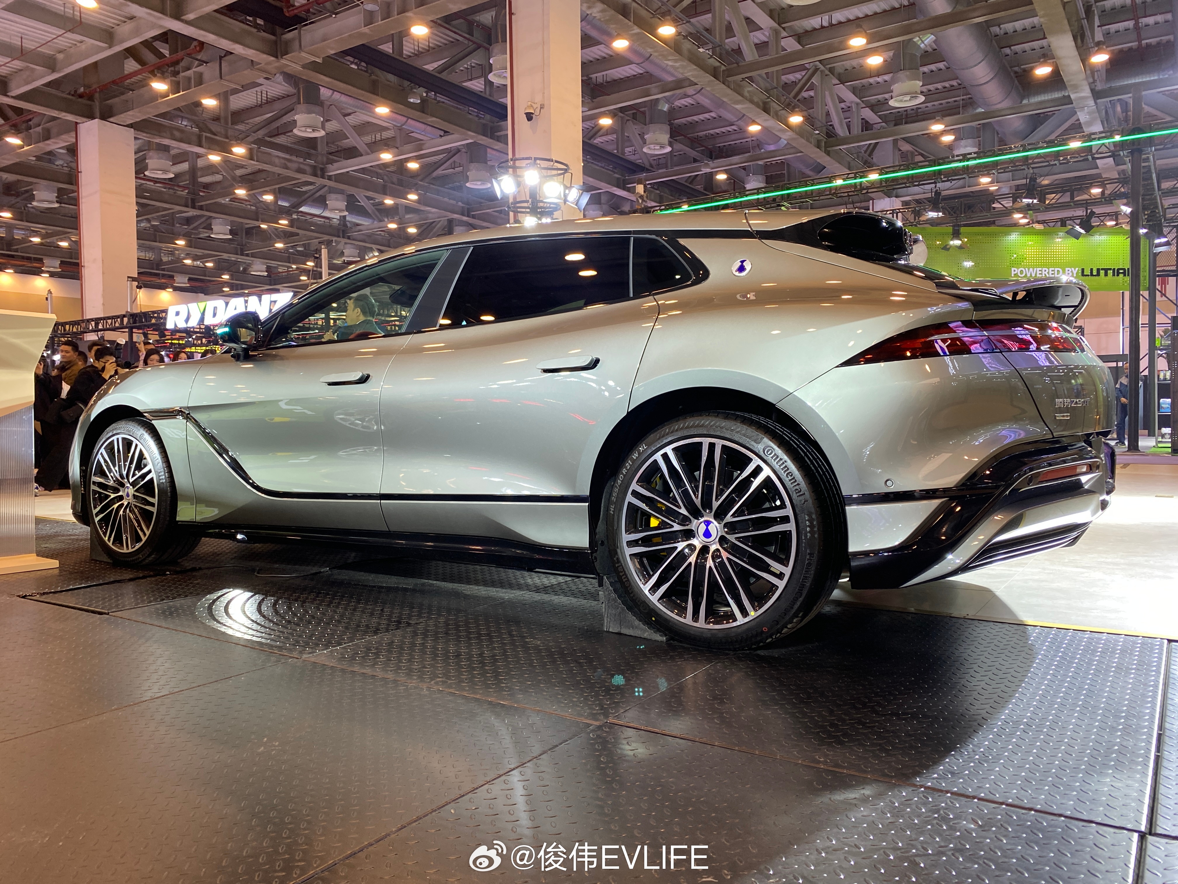 来苏州GTSHOW 腾势展台看看全新Z9GT内饰已经没有任何可吐槽的点搭载第二代