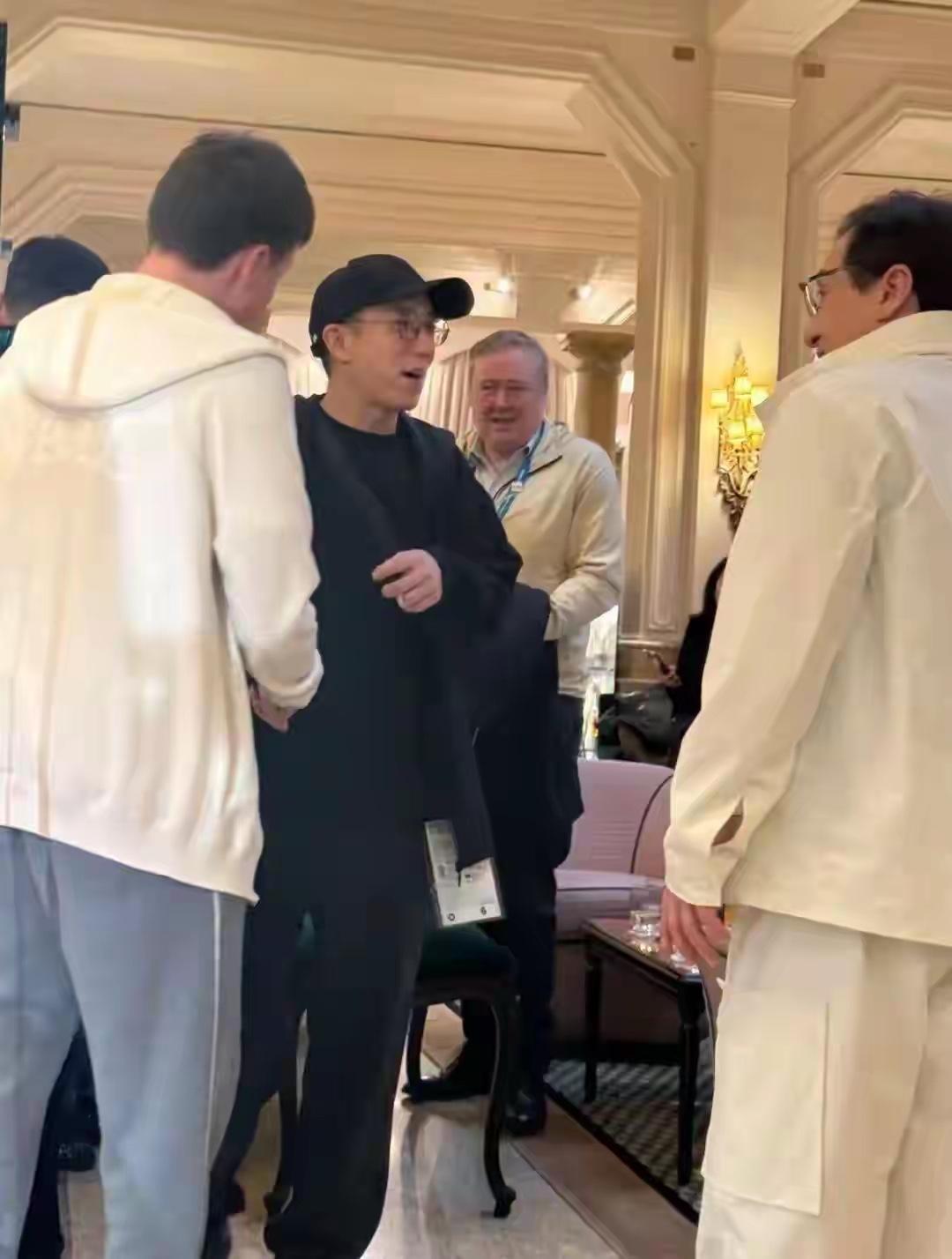 儿子和成龙长得挺像的