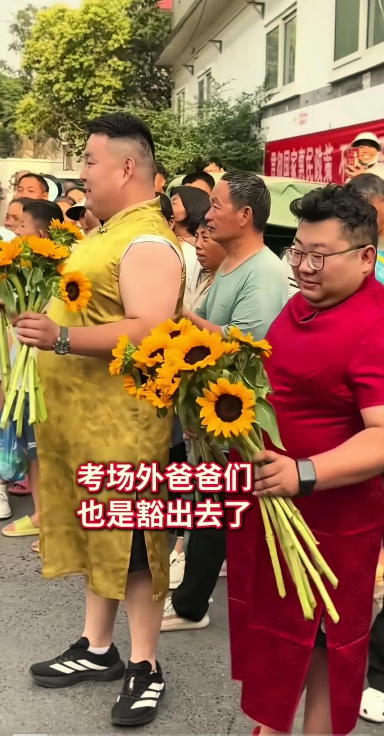 孩子高考，男家长身穿旗袍，脚穿高跟鞋，在校门口等着学生。
孩子看到爸爸穿成这样子