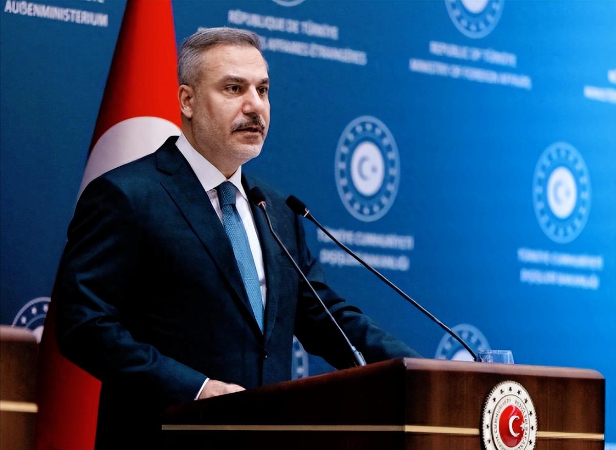 美伊核谈终于有了大动静！僵持许久的两国不仅重新坐上谈判桌，还双双放出让步信号，眼