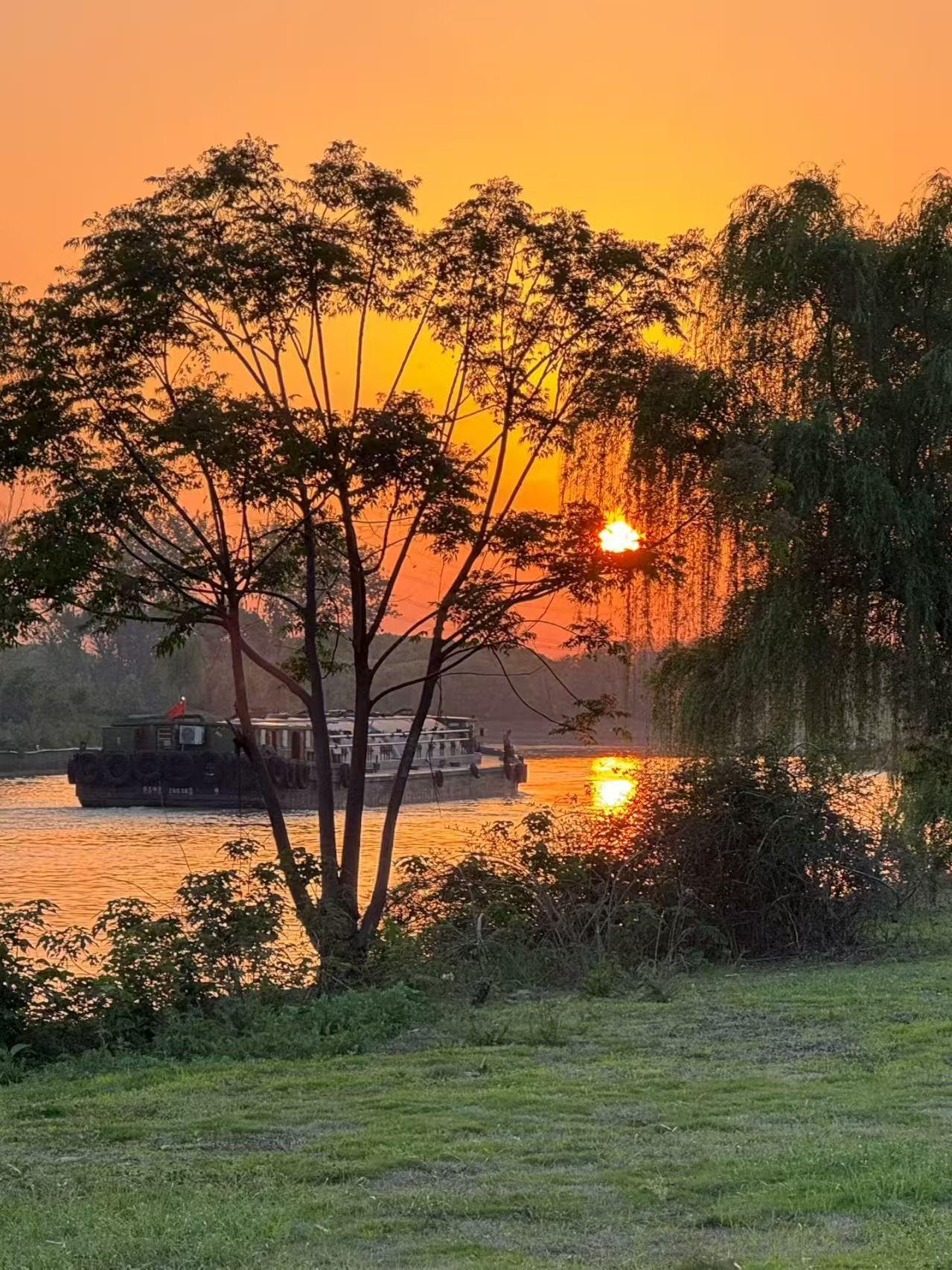你们觉得好看吗？
下班路上撞见的运河黄昏，一下子把疲惫都揉碎在橘色里了。

慢悠
