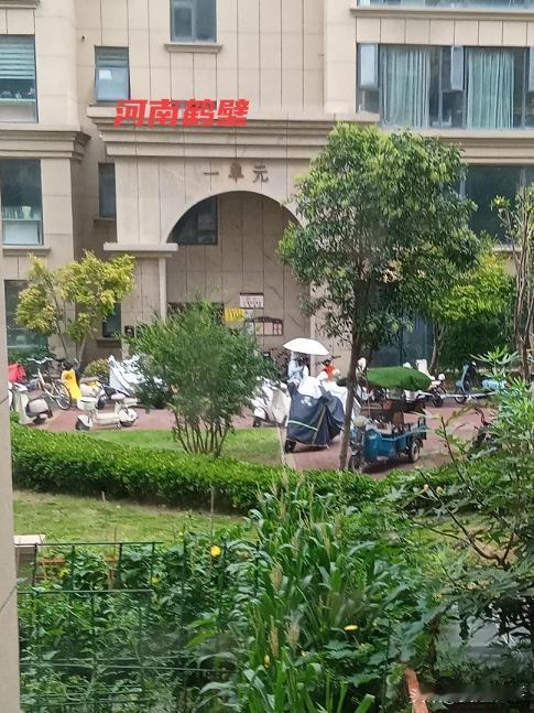 河南鹤壁下雨了！各位开车的家人，出行一定要小心⚠️
 
鹤壁的朋友注意！眼下城区