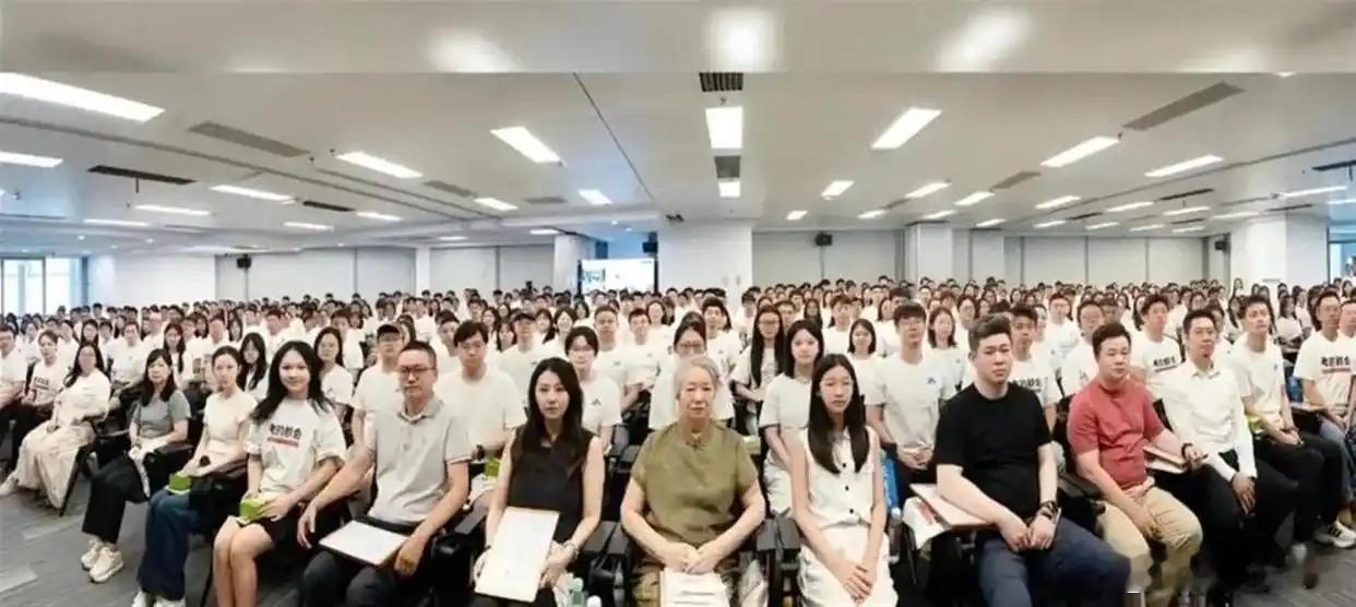 峰学蔚来董事见面会！张雪峰妈妈稳居 C 位，张姩菡亮相，和妈妈长相宛如复制粘贴 