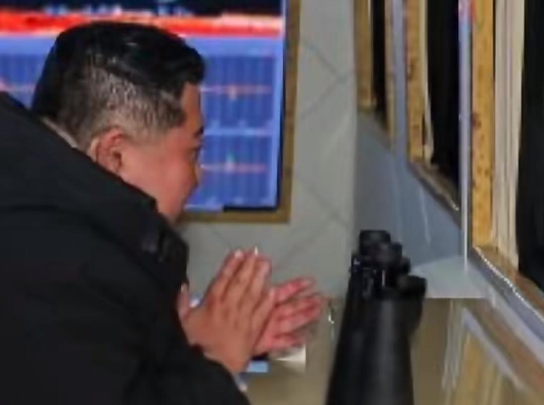 12月24日，朝鲜在金正恩的亲自指挥下，试射了一枚新型远程防空导弹，目标指向日本