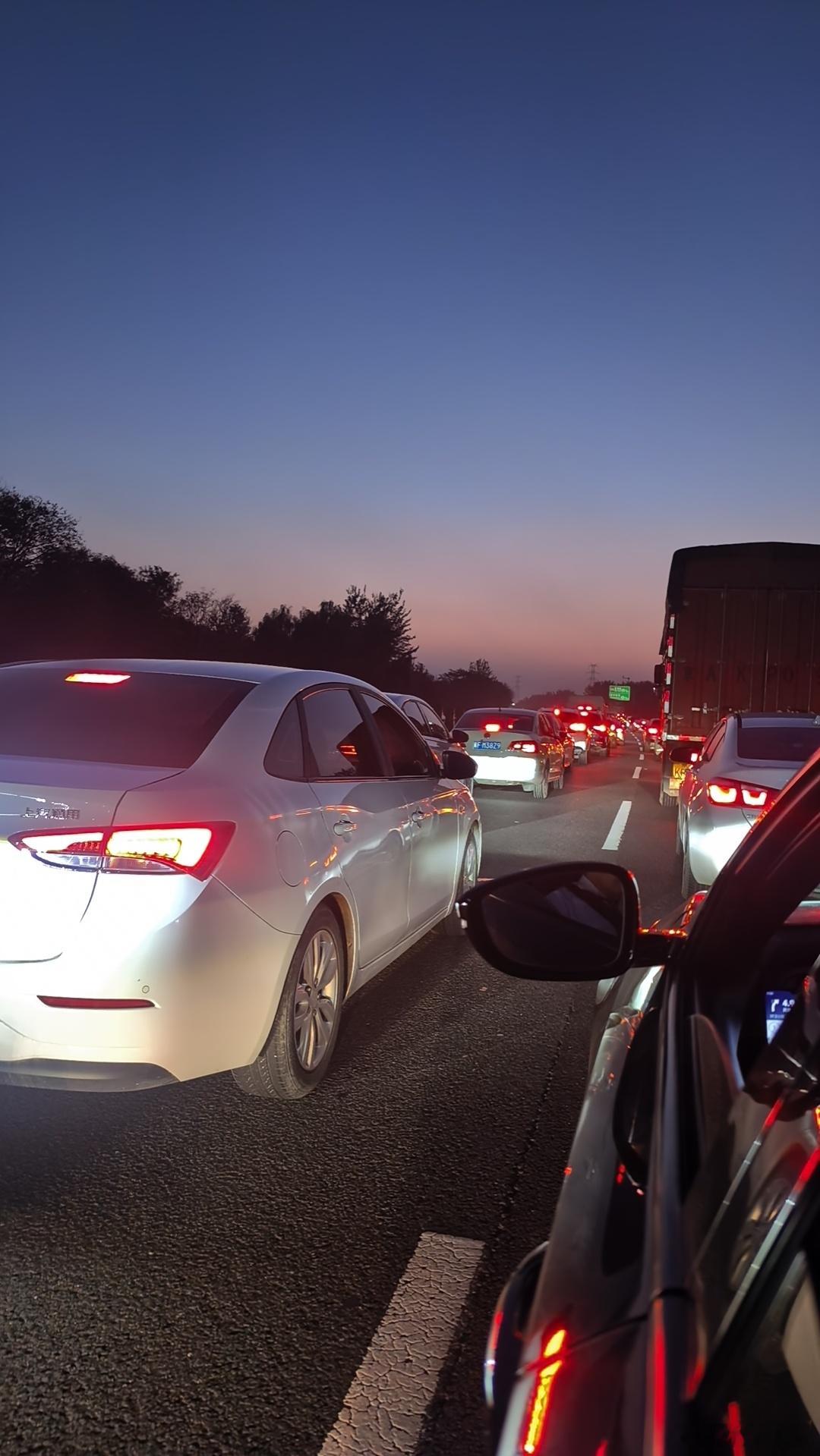 刚上车时候，一路畅通这上高速了，堵红了北京啊北京[无聊] ​​​