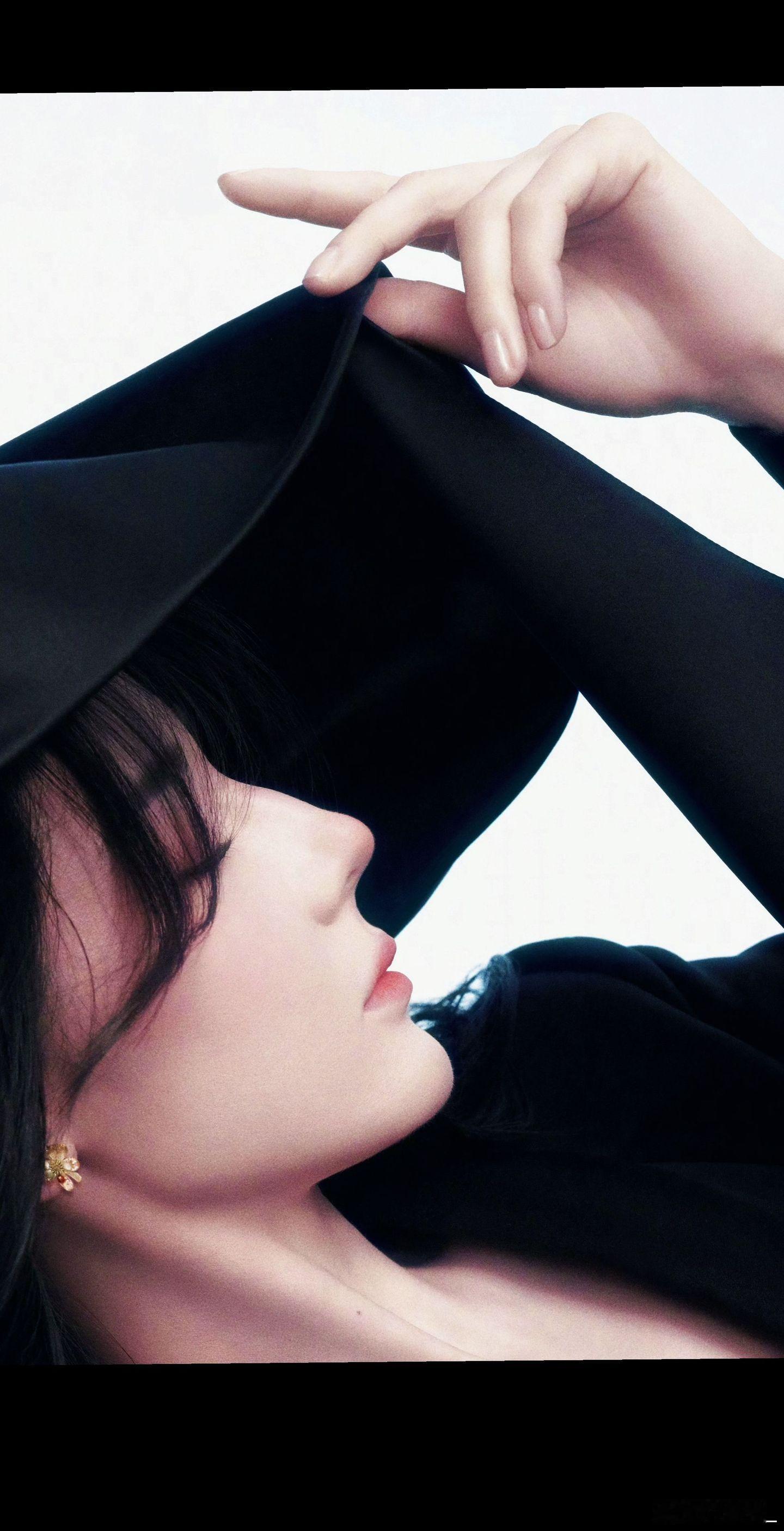 迪丽热巴时尚芭莎开年刊杂志最严厉的母亲🤤迪丽热巴每次拍杂志都让人最期待因为每个