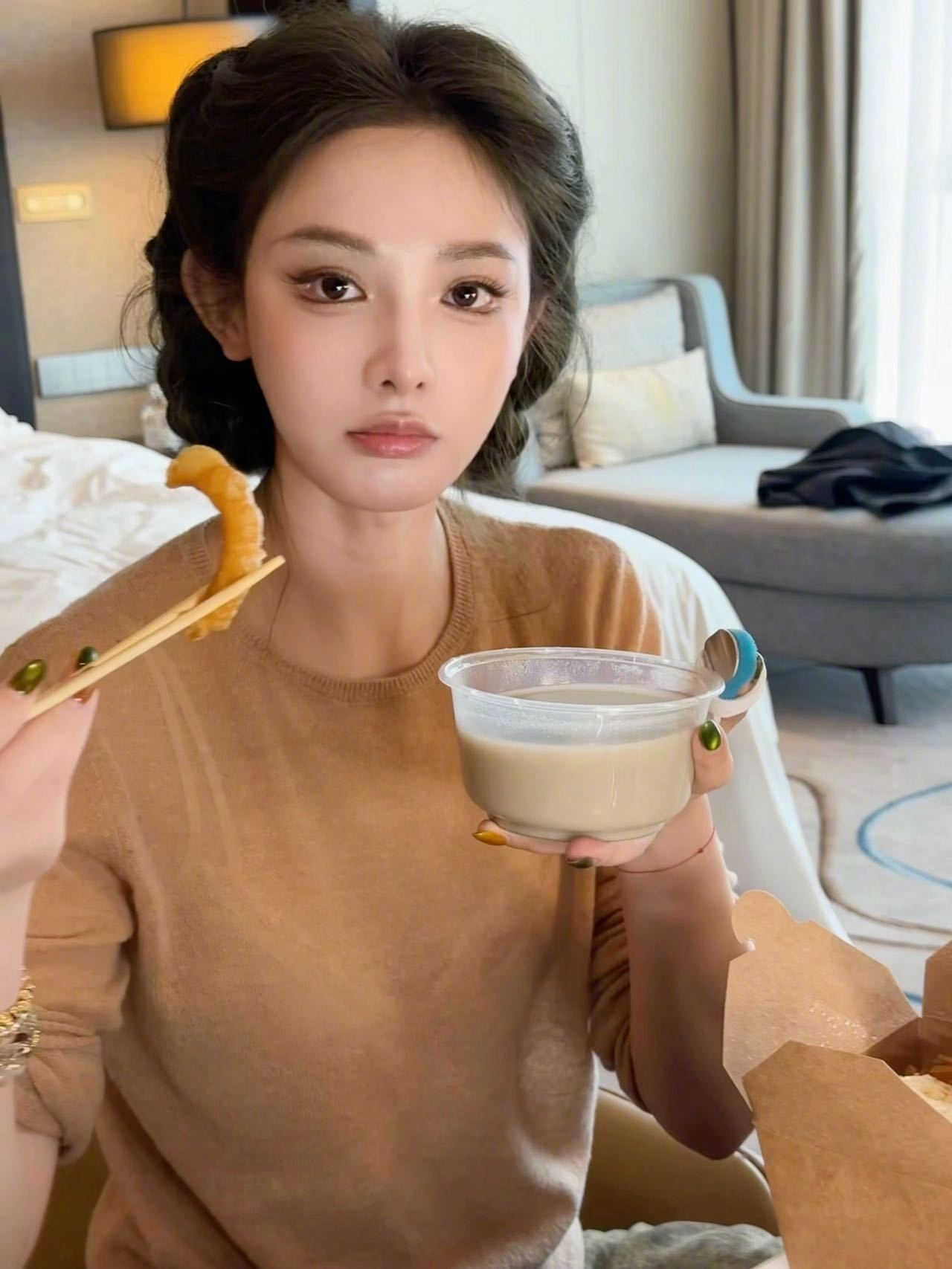 彭小苒走红毯前喝豆汁 彭小苒北影节红毯前状态超松弛，喝豆汁配焦圈儿，一口老北京味