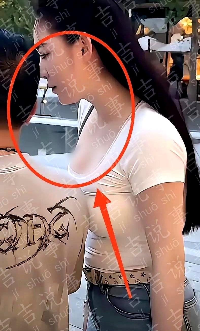 街头，姑娘一米八，男生一米七，路人偷瞄。

我听见背后小声嘀咕：她穿平底鞋，是给