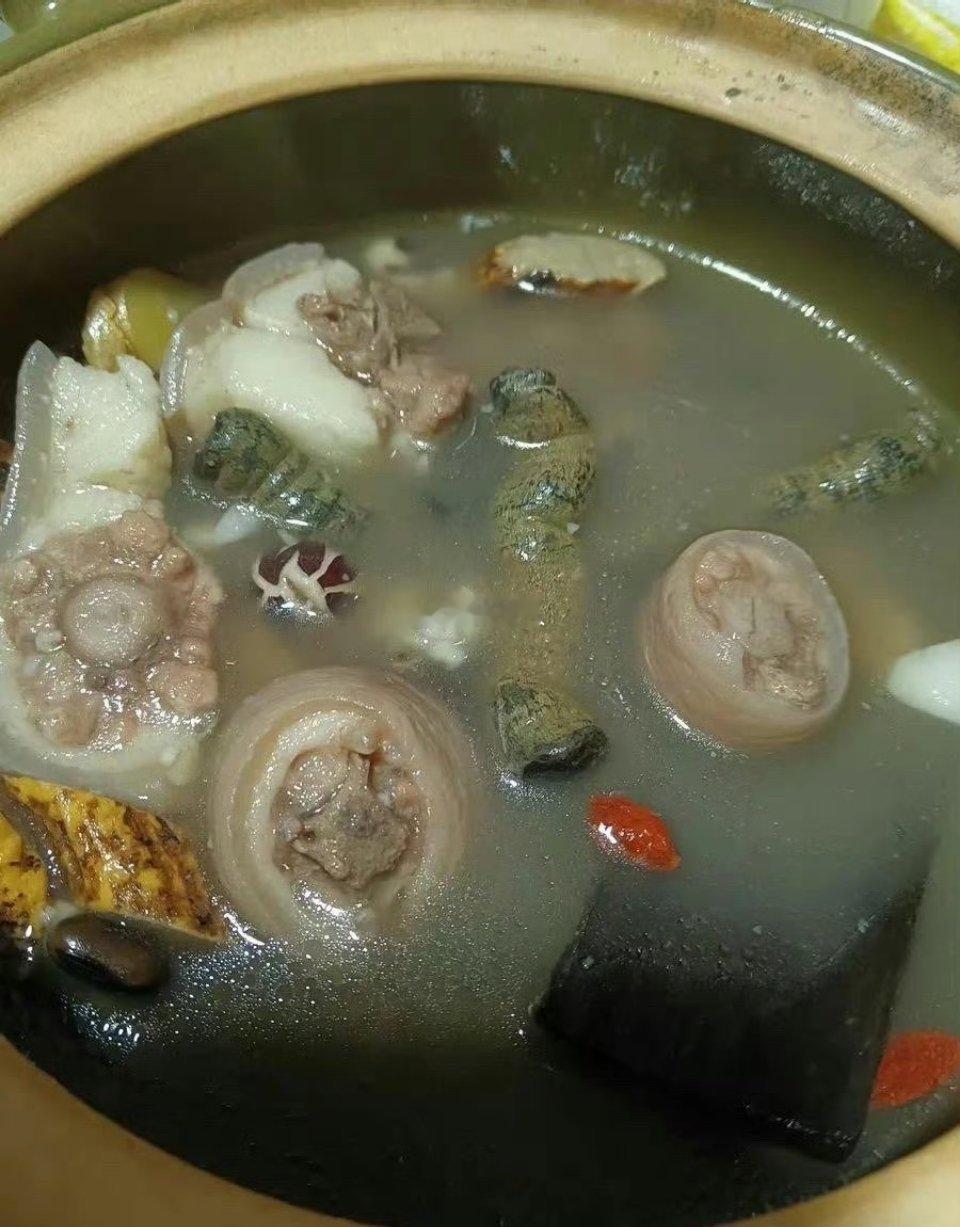 闺蜜特意请假给她男朋友炖的汤，不得不说，做我闺蜜的男朋友真幸福 ​​​