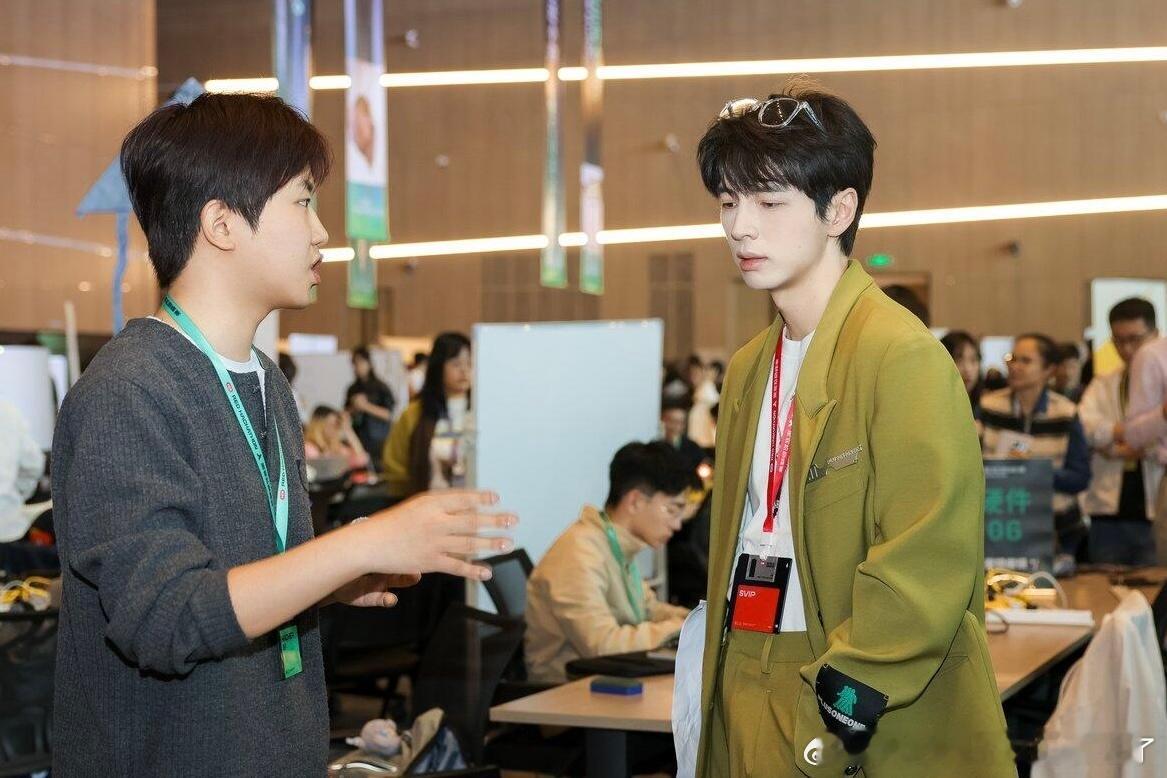 蒲熠星大赛现场重回十年前蒲熠星现身小红书黑客松巅峰赛，阔别已久重回专业主场，十年