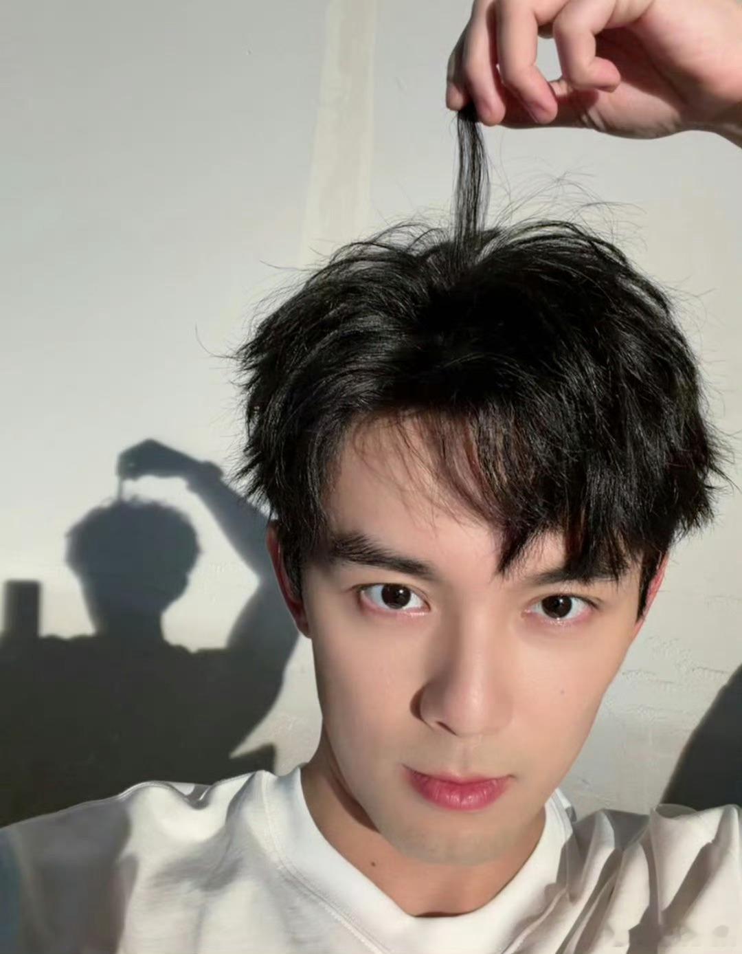 吴磊在线征集发色吴磊怼脸live自拍 吴磊在线征集发色，吴磊怼脸live自拍，吴