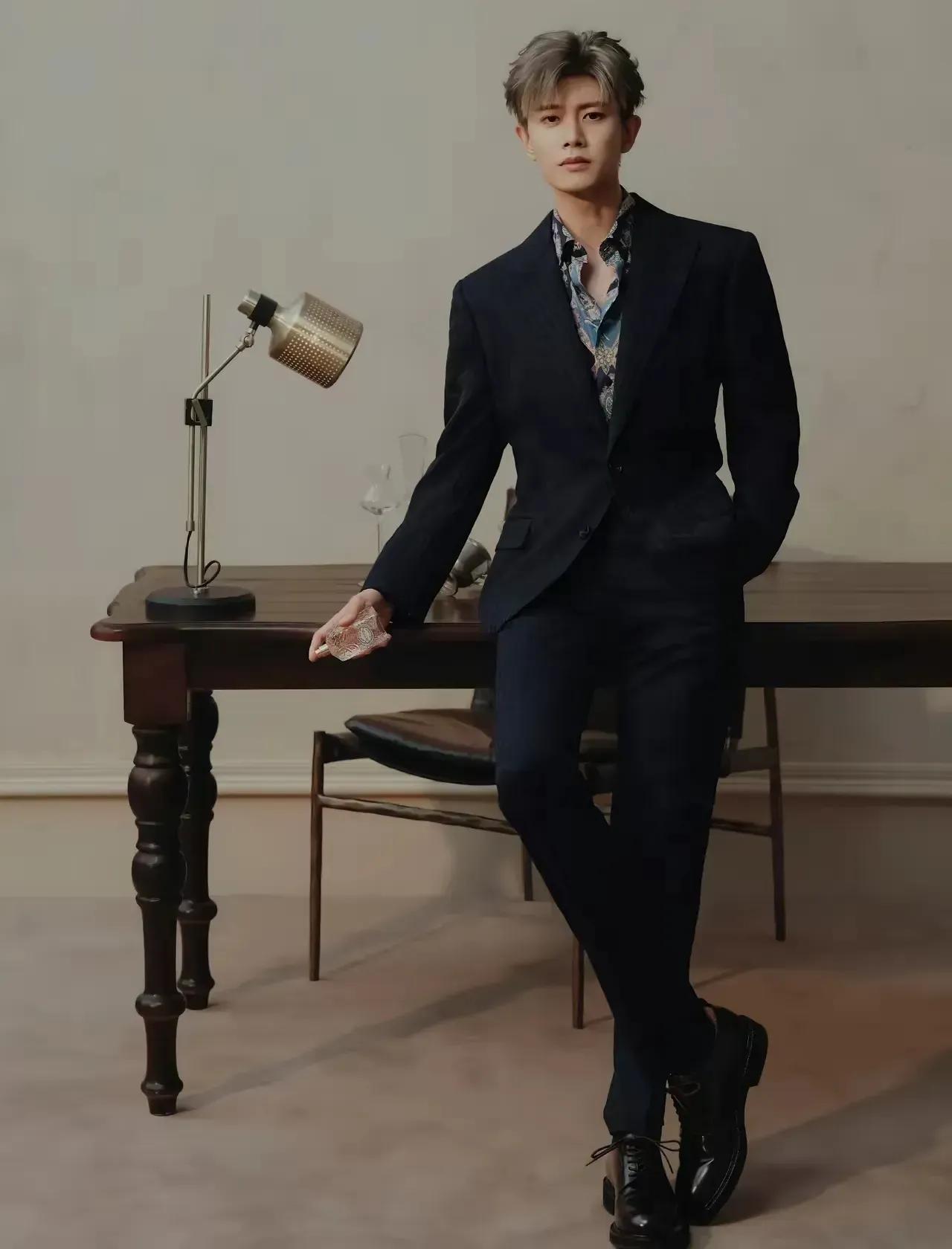 任嘉伦这次直播穿着的艾绰花衬衣上蓝色和银灰相间的花纹，配搭银和灰相间的头发，上下