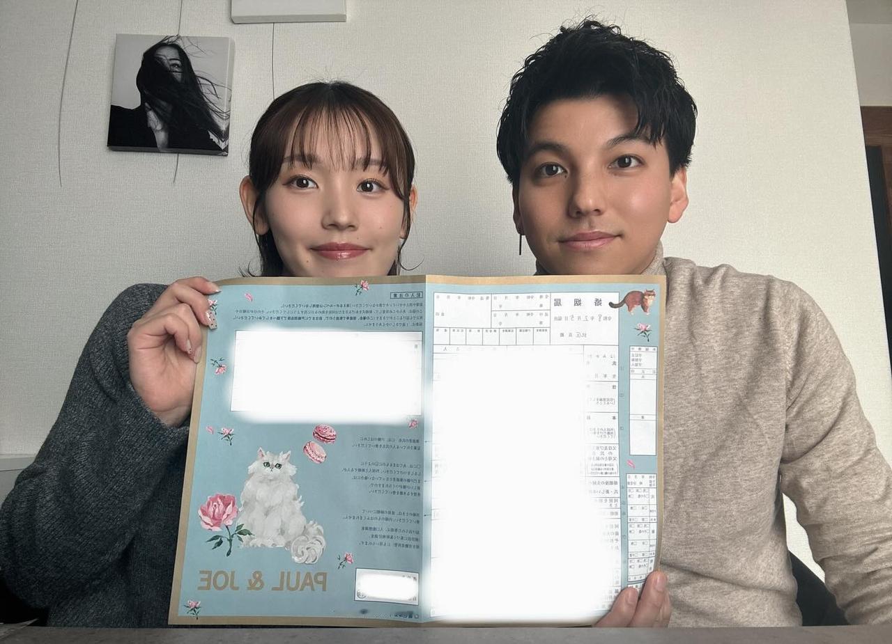 岩永铃官宣与男友结婚：我们领证结婚了💍我们两人会共同建立一样笑声不断的家庭(´