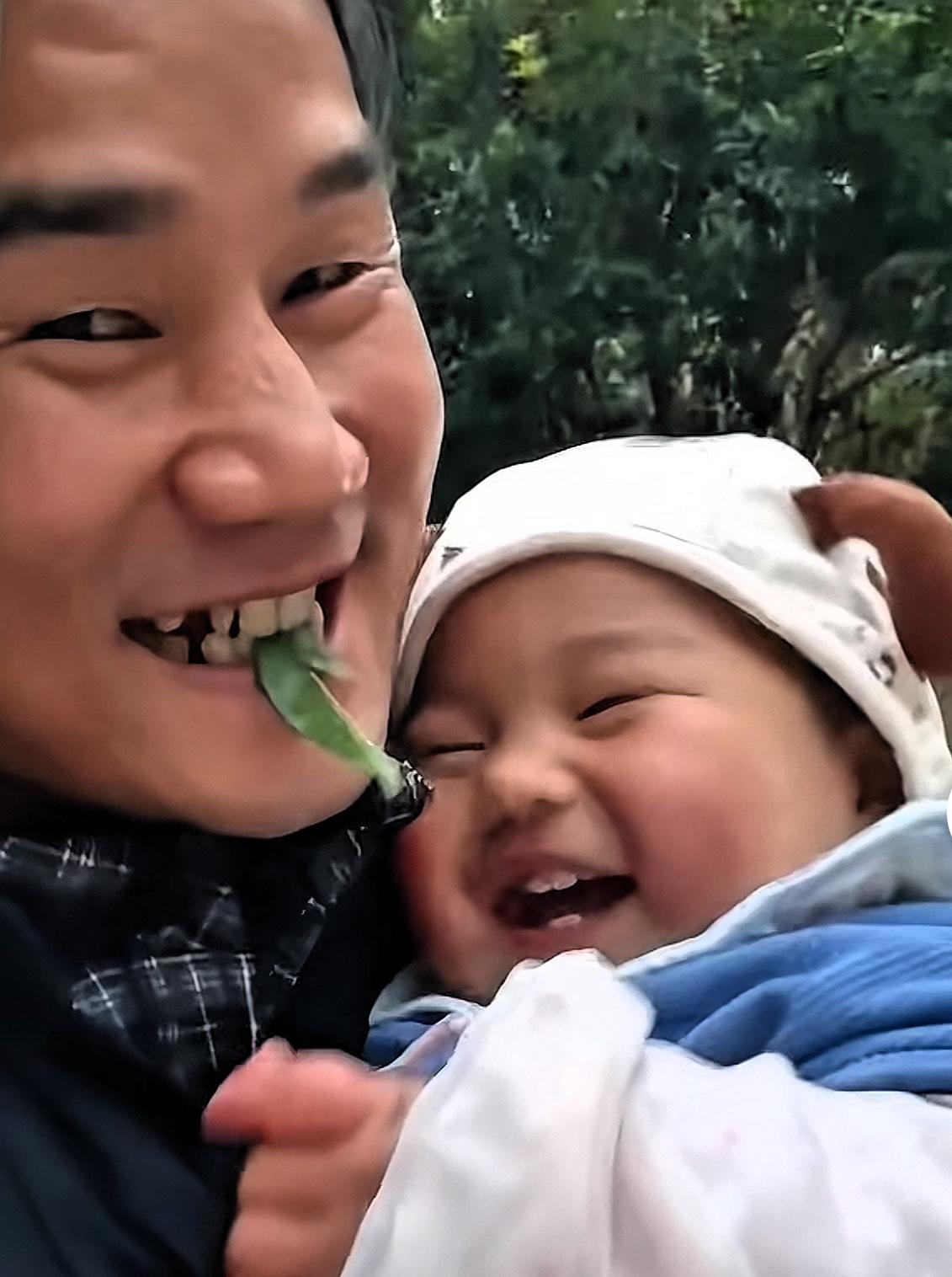 又当妈又当爸的李师师，分享了一段温情时刻。
李师师怀里抱着儿子，父子俩的头紧紧贴
