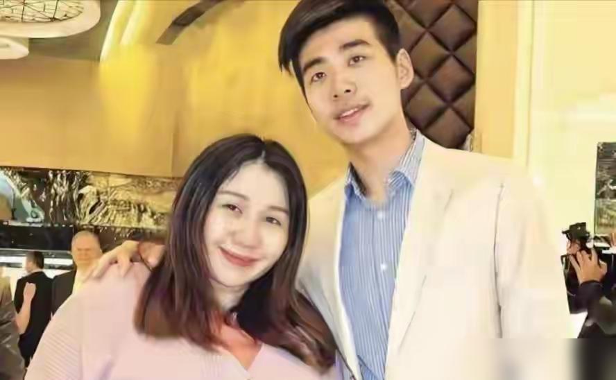 结婚五年，辛奇隆并未躺在“赌王女婿”标签上享清闲，而是把低调写成另一种“学霸模式