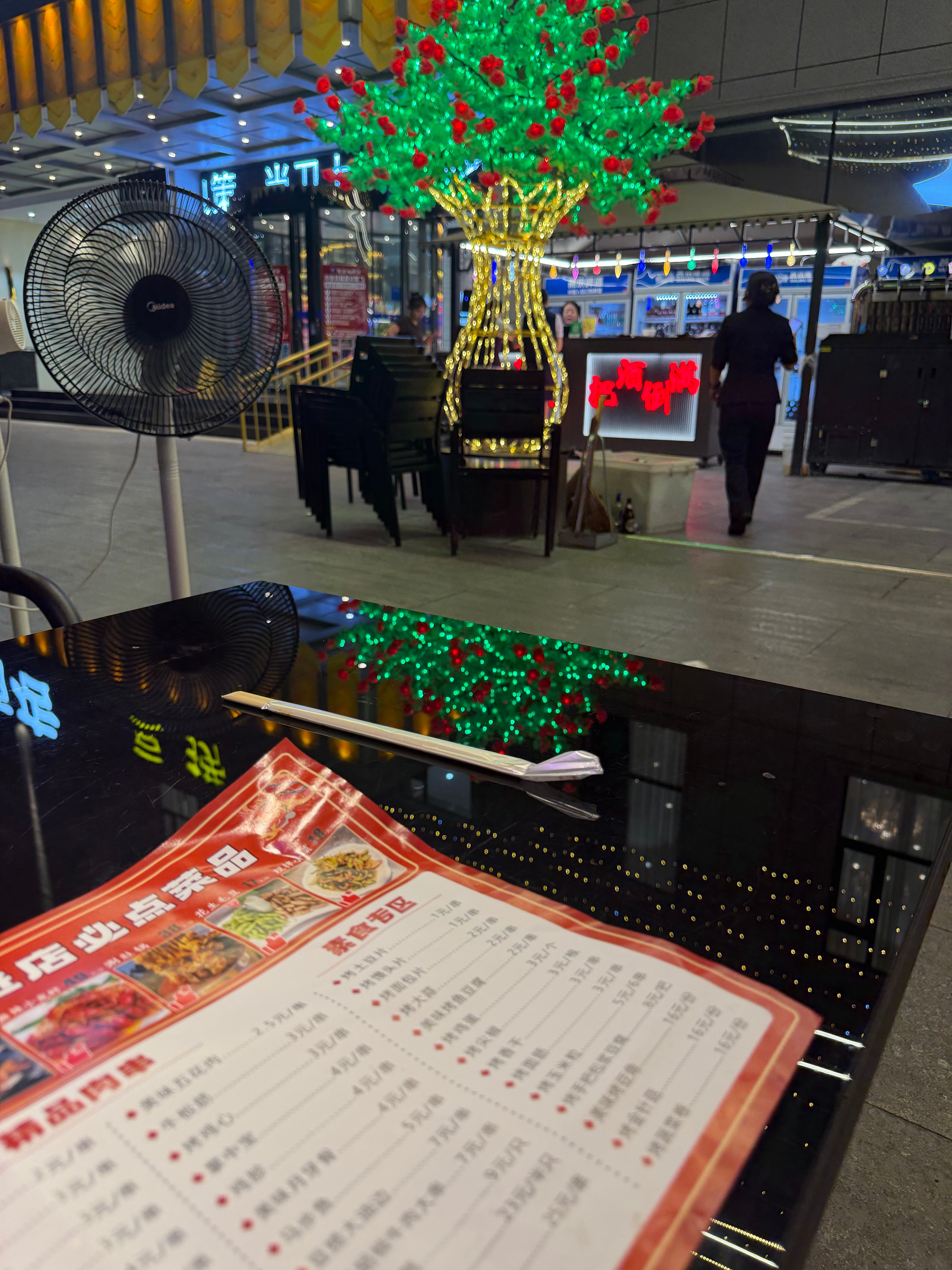 我们来吃夜宵啦游完泳小满说，妈妈我着急想吃羊肉串 