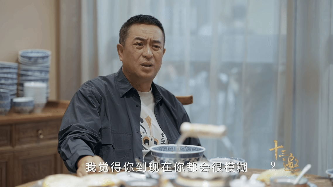 张嘉益70后的年纪00后的心态张嘉益身上有种老派的体面，不焦虑、不解释，把事儿干