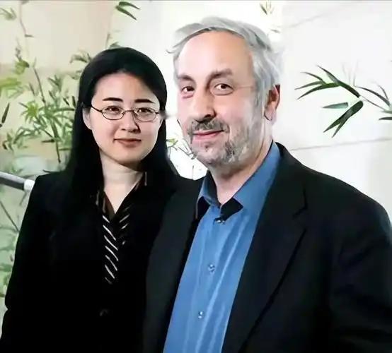 80岁美国老头在剑桥去世。他那位中国妻子，是13岁被北大破格录取的田晓菲。两人相