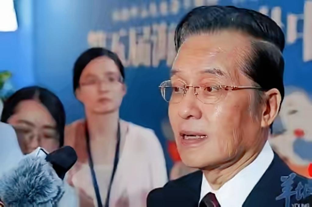 国民党副主席张荣恭在接受记者采访时表示，要和平就必须统一，不统一就没有和平，单讲