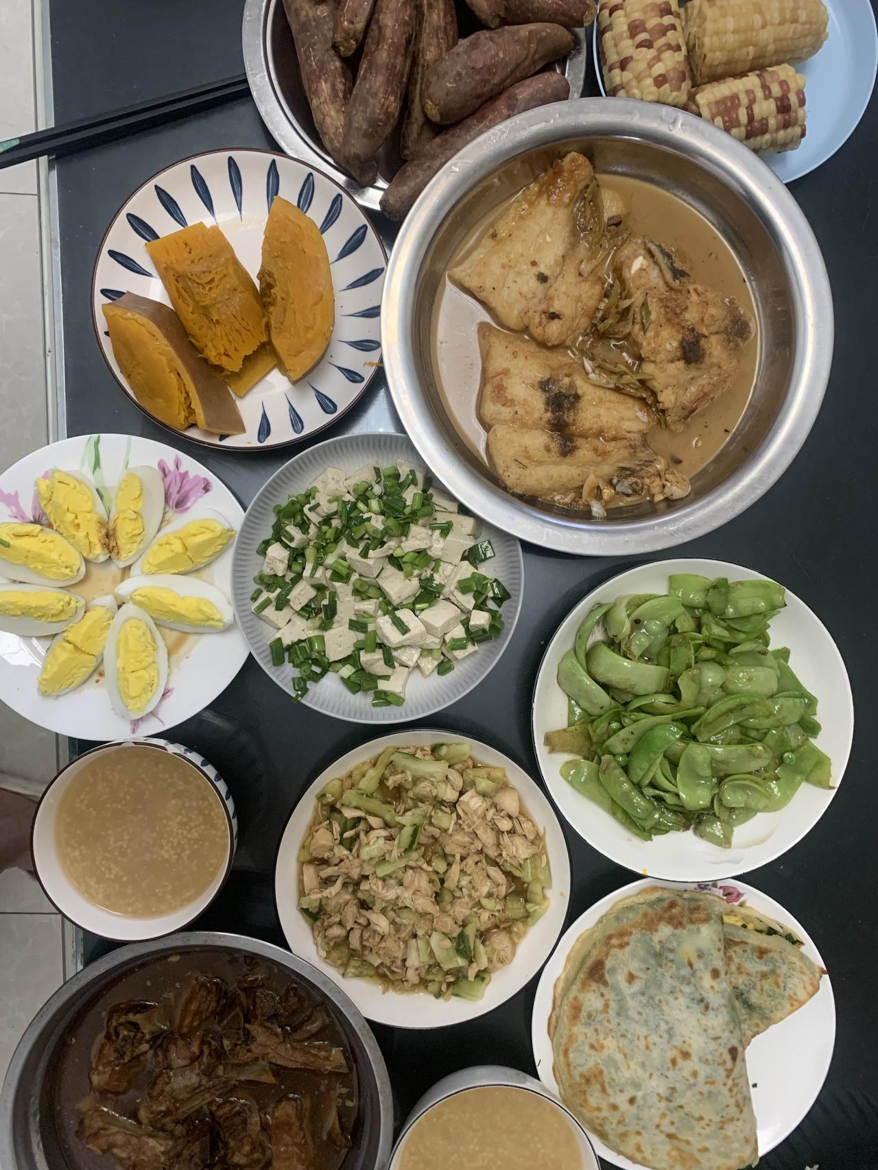 打卡今日晚餐
晚餐继续低脂低卡：菜系，小葱拌豆腐、炖鲢鱼、素炒荷兰豆、鸡胸拌黄瓜