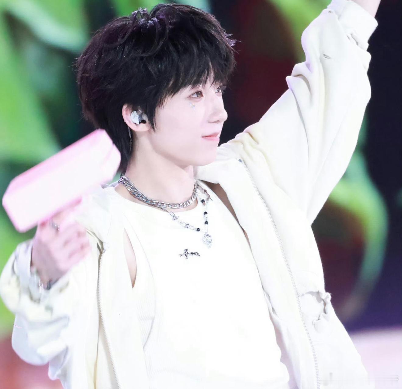 杨博文 妆造什么妆造啊？故意的吧，公演剪头发？而且跟ts比起来杨博文发饰配饰最少