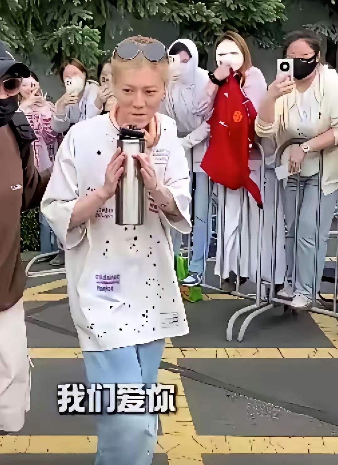这是谁？
怪吓人的，他的发型很奇怪，一点也没有血色，就像是天山童姥似的，他才30