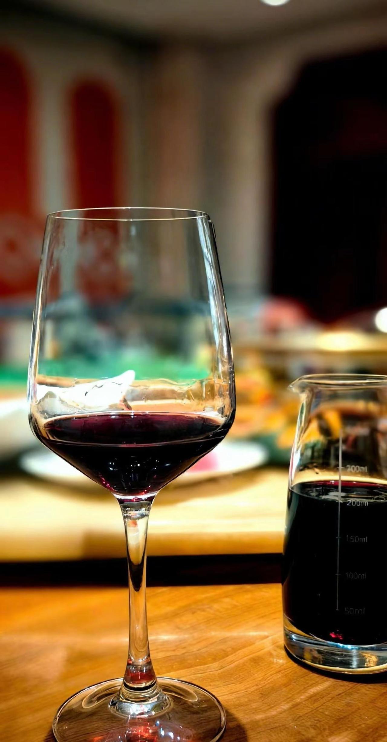 喝到微醺的时候，人就会变得感性想说的话都在眼里，在酒里，在夜里，在无人知晓的梦里