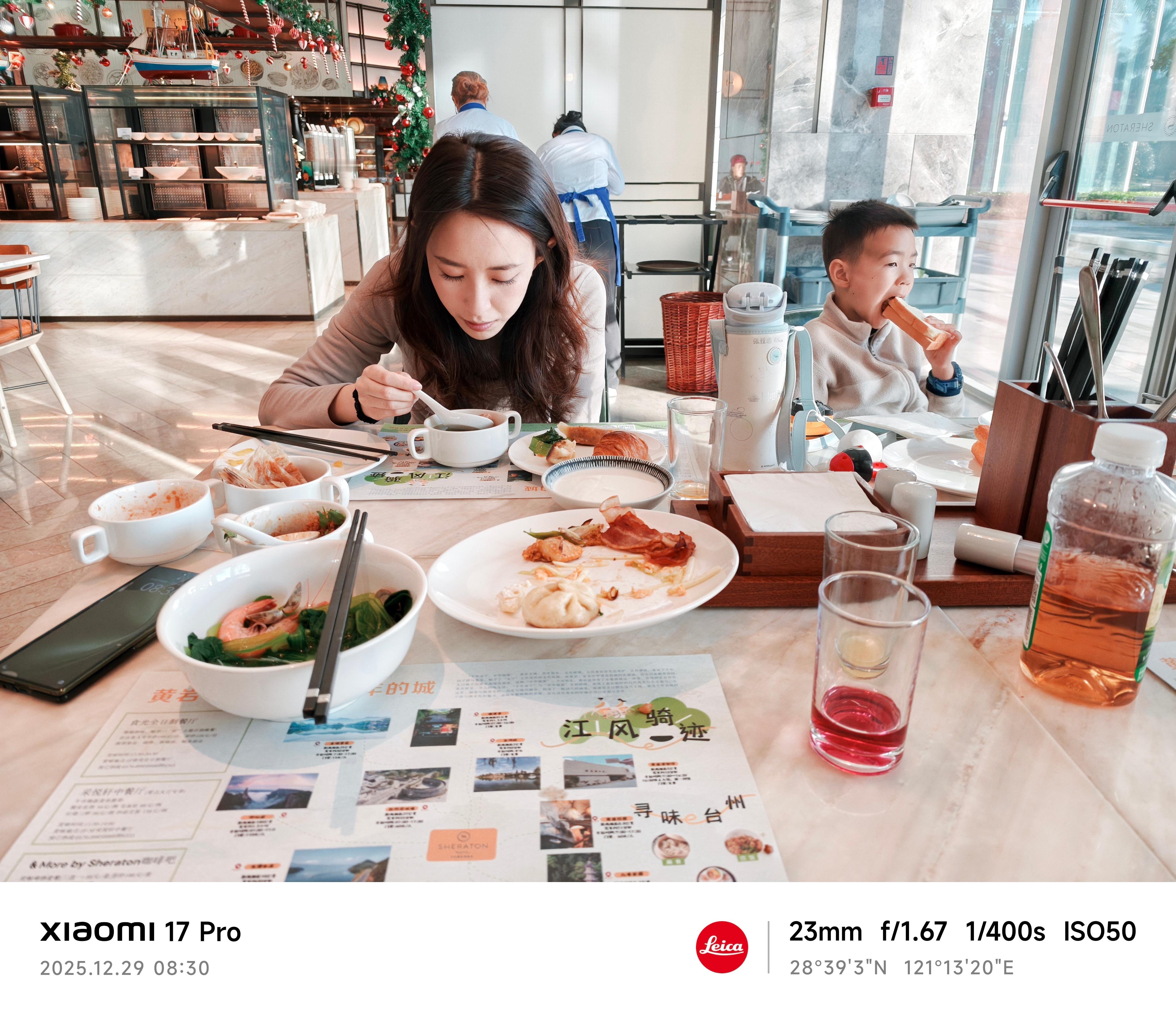 说好了今天早上6点半吃早饭，7点准时出发去徒步。这两位这会儿还没吃完早饭呢，平均